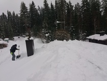 Lumenpudotusta helmikuu 2019. Mökki-isäntä Reijo näyttää mallia