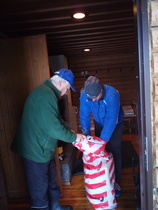 Villat esiin paketista. Mökki-isäntä Reijo ja osaston pj Marko Hytönen